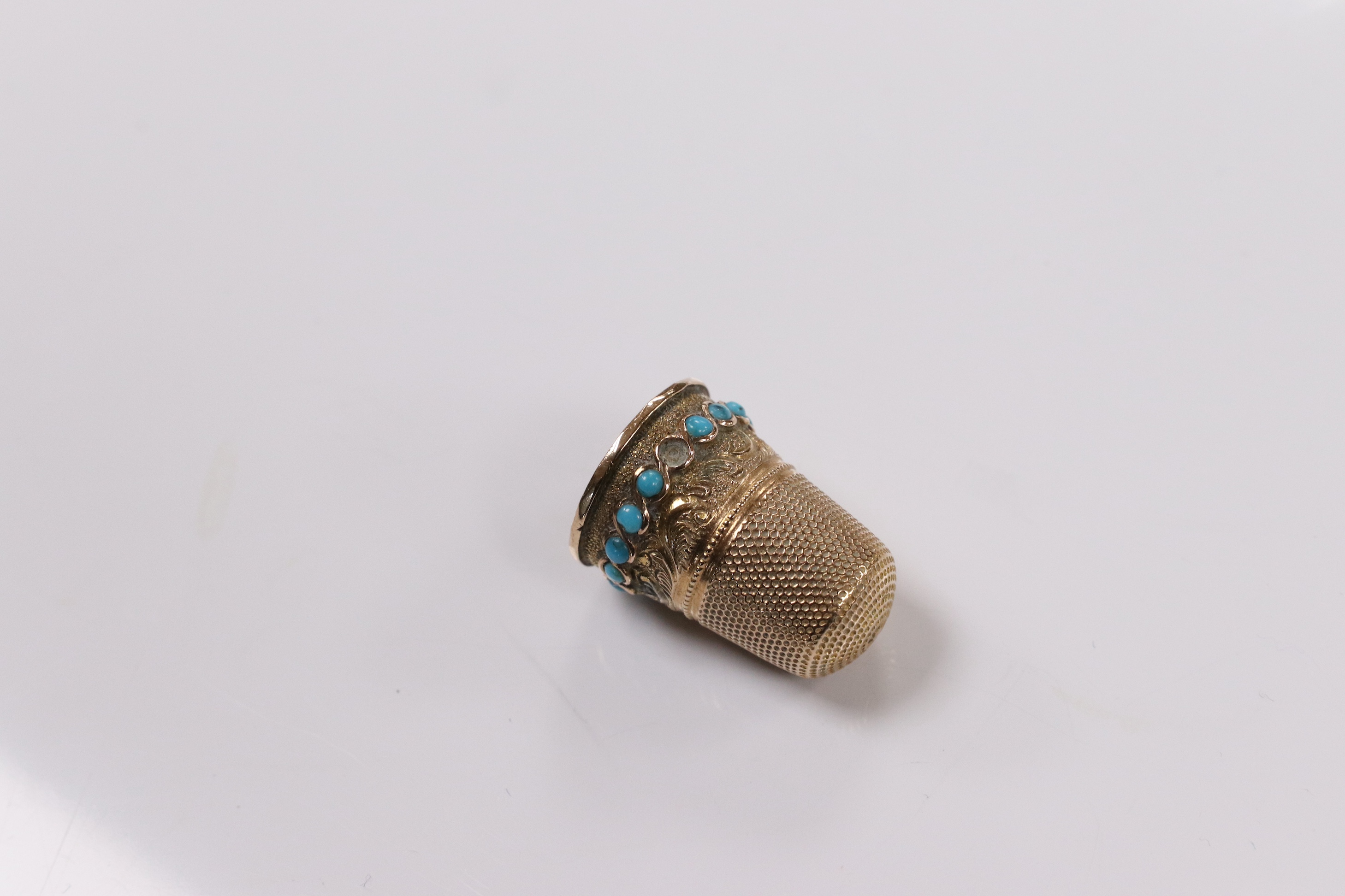 An antique yellow metal and turquoise set thimble, (stone missing), 21mm, gross weight 4,5 grams. Condition - poor to fair